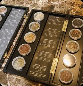 Utvalg av søtt og salt bakverk servert til Afternoon Tea