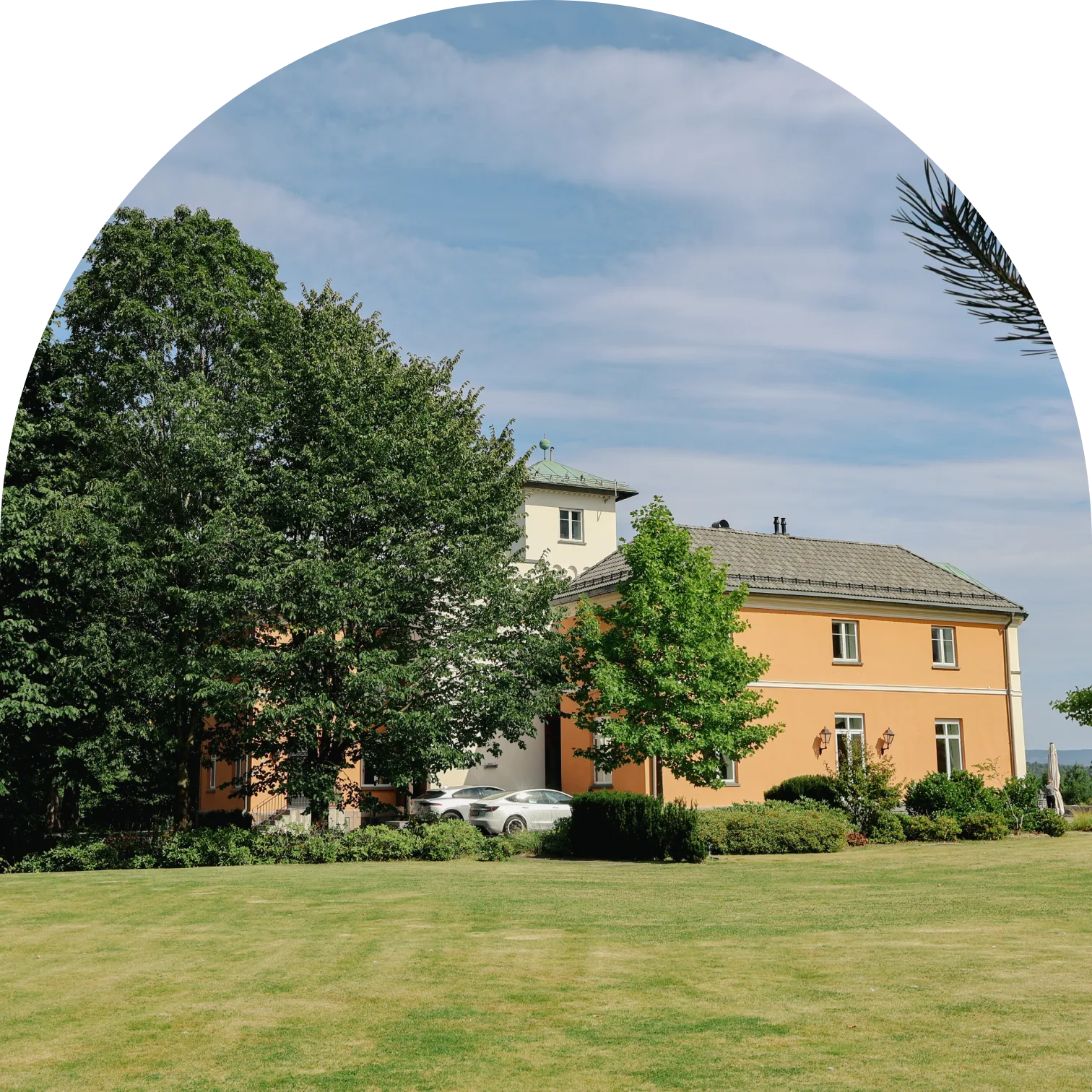 Chitra House sett fra hagen