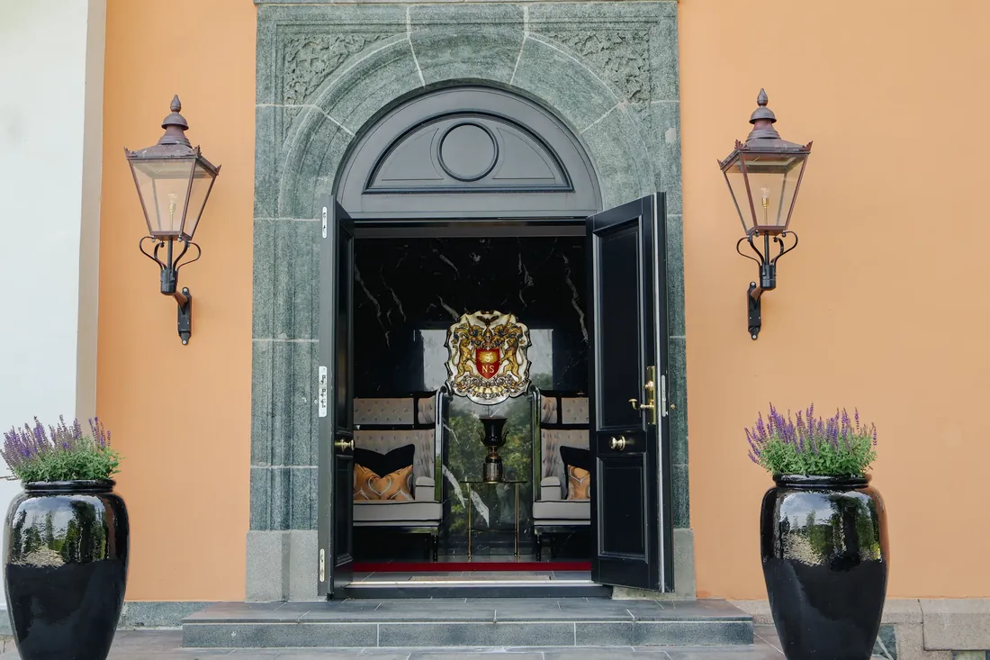 Inngangen til Chitra House med lykter og blomster