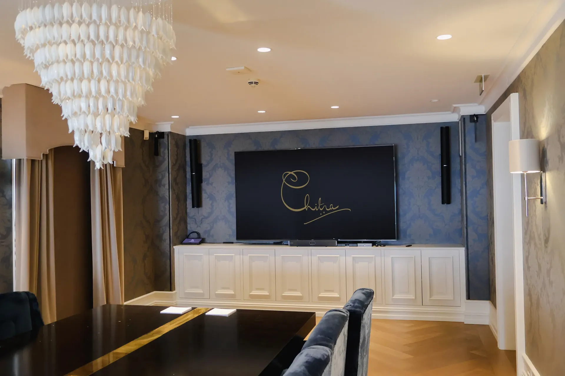 Styrerom med langbord og storskjerm